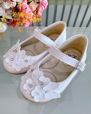 Sapatinho Branco Verniz Com Florzinhas e Strass Batizado