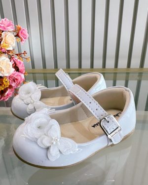 Sapatinho Branco Verniz C/ Aplique Borboleta e Flor